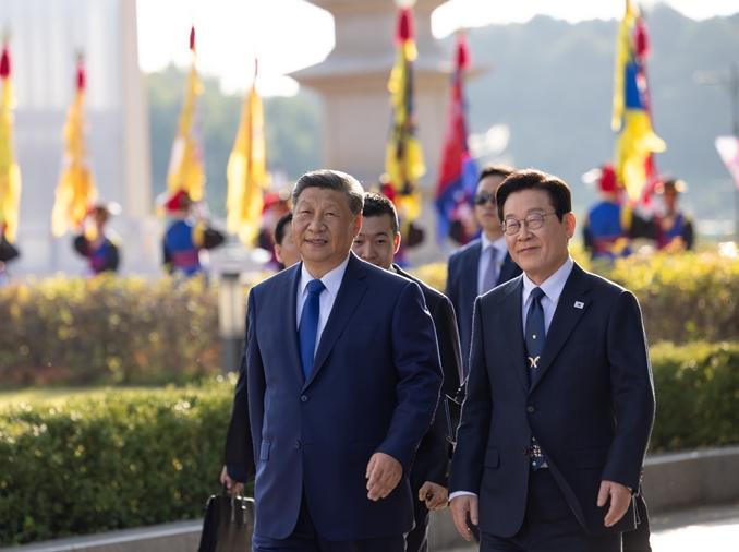 Le président Lee Jae Myung et Xi Jinping s’entretiennent en marge du sommet de l’APEC à Gyeongju