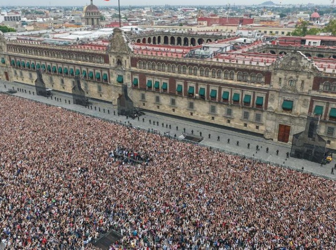 Le groupe BTS apparaît au balcon du palais national de Mexico devant 50 000 fans