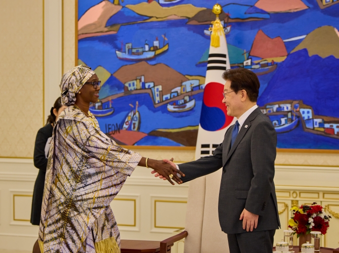 Le président Lee Jae Myung reçoit huit nouveaux ambassadeurs en Corée