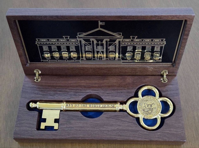 Donald Trump offre la clé d’or de la Maison Blanche à Lee Jae Myung