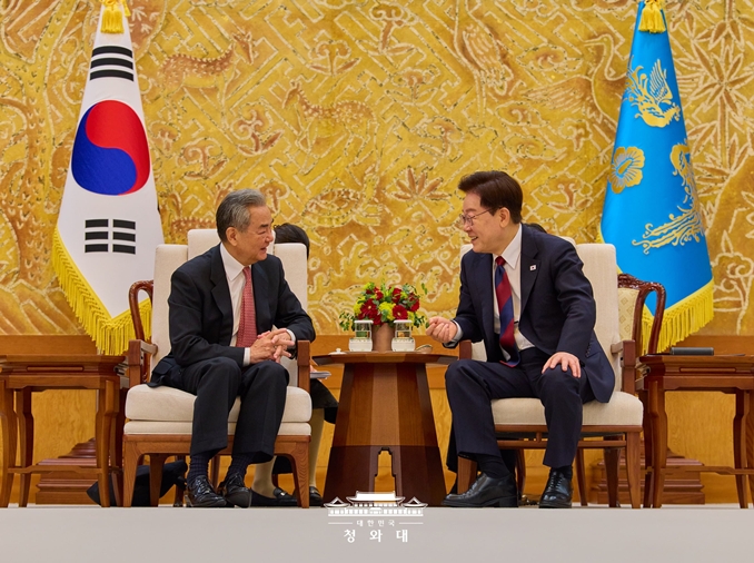 Le président Lee Jae Myung s’entretient avec le ministre chinois des Affaires étrangères Wang Yi