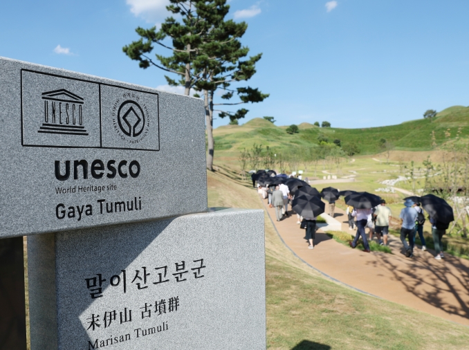 À Haman, les participants à la session de l'UNESCO découvrent les tumuli de Gaya