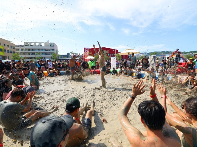 Bains de boue et concerts : le Boryeong Mud Festival continue jusqu'au 9 août